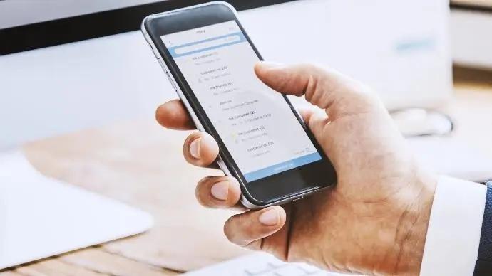 Рука чоловіка зі смартфоном